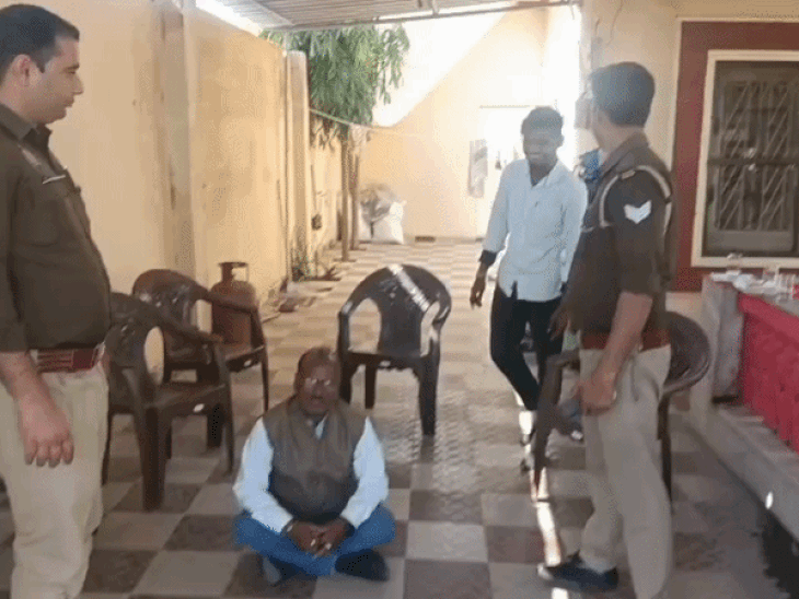 झांसी में कांग्रेस के जिलाध्यक्ष हाउस अरेस्ट:लखनऊ में विधानसभा घेरने जा रहे थे,आधी रात को पुलिस ने कॉलोनी में भी बिठाया पहरा