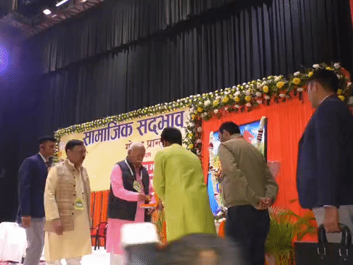 'जो भूल गए, उन्हें बताना है कि वे हिंदू हैं':गोरखपुर में मोहन भागवत ने कहा- जाति की चिंता छोड़कर हिंदू समाज के लिए काम करें