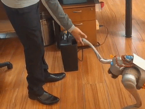 GDA उपाध्यक्ष को निमंत्रण लेकर पहुंचा रोबोट 'शिवभक्त', VIDEO:हाथ मिलाया, दंडवत प्रणाम किया, गले में रुद्राक्ष माला थी