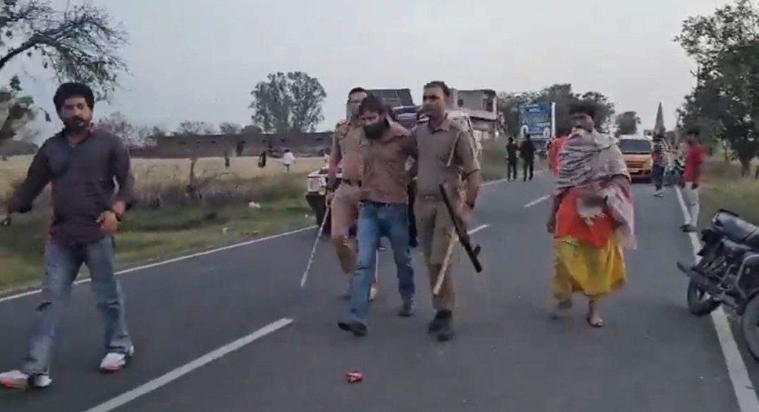 मथुरा वबाल अपडेट-13 उपद्रवी गिरफ्तार। 22 नामजद सहित 250&ndash;300 अज्ञात उपद्रवियों पर गंभीर धाराओं में FIR हुई। अफवाह फैलाने में दक्ष चौधरी और उसके 3 साथी भी पकड़े गए।