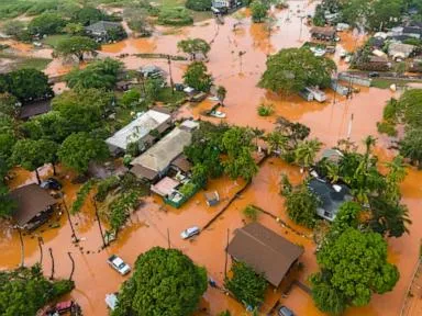  Hawaii suffers its worst flooding in 20 years and forecasters warn more rain is coming
