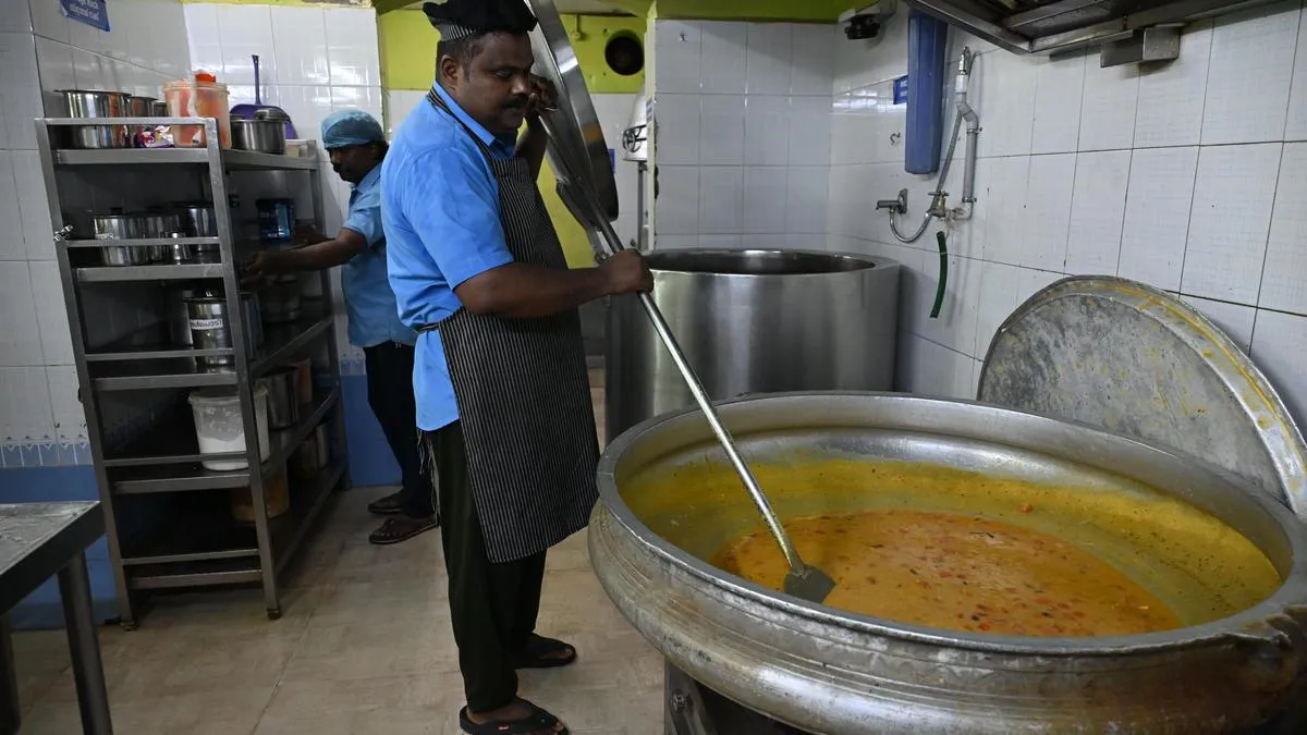 Hospitals canteens in Kochi struggling amid LPG crisis