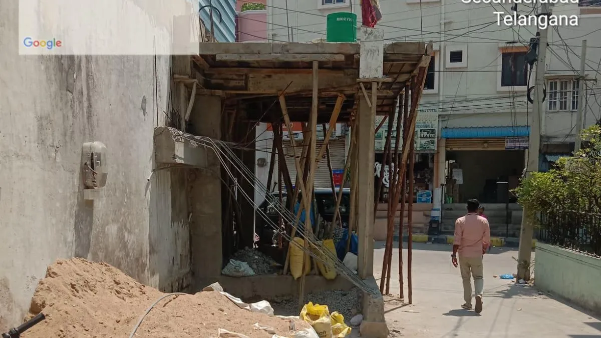 HYDRAA demolishes two-storey structure encroaching road in Hyderabad&rsquo;s Bansilalpet
