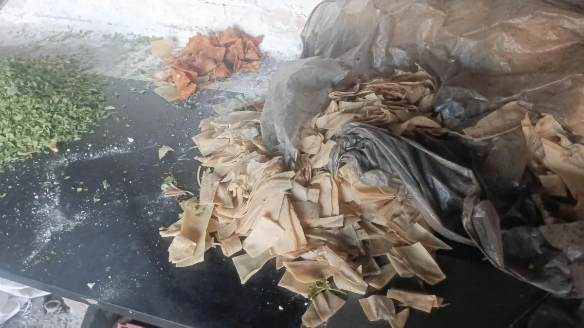 Illegal samosa making unit busted in Hyderabad&rsquo;s Jiyaguda; stale eggs, used cooking oil seized