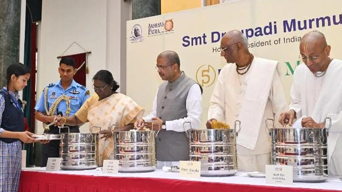 President Droupadi Murmu serves Akshaya Patra&rsquo;s 5 billionth meal at Rashtrapati Bhavan